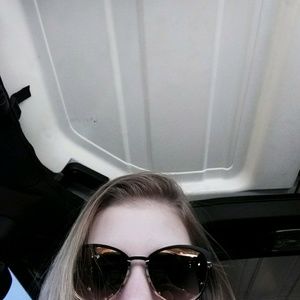 Meet your Posher, Claire